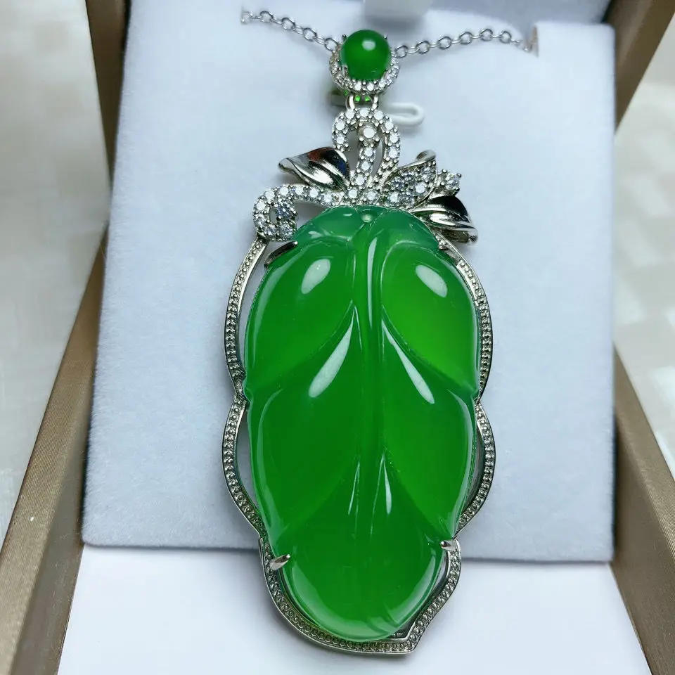 

Natural Agate Inlaid with Chrysoprase Leaf Pendant for Women's Versatile Pendant Jewelry