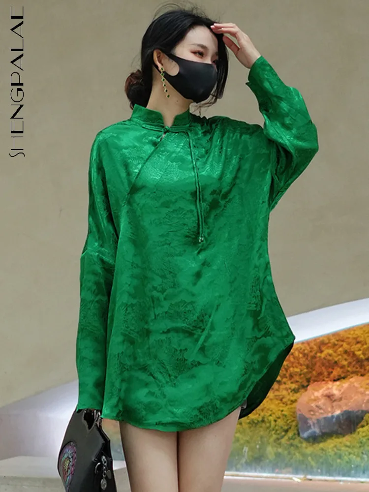 

SHENGPALAE Jacquard Stand Collar Shirt For Women Chinese Style Frog Design Elegance Green Silk Blouse Spring 2024 New Tide R9332