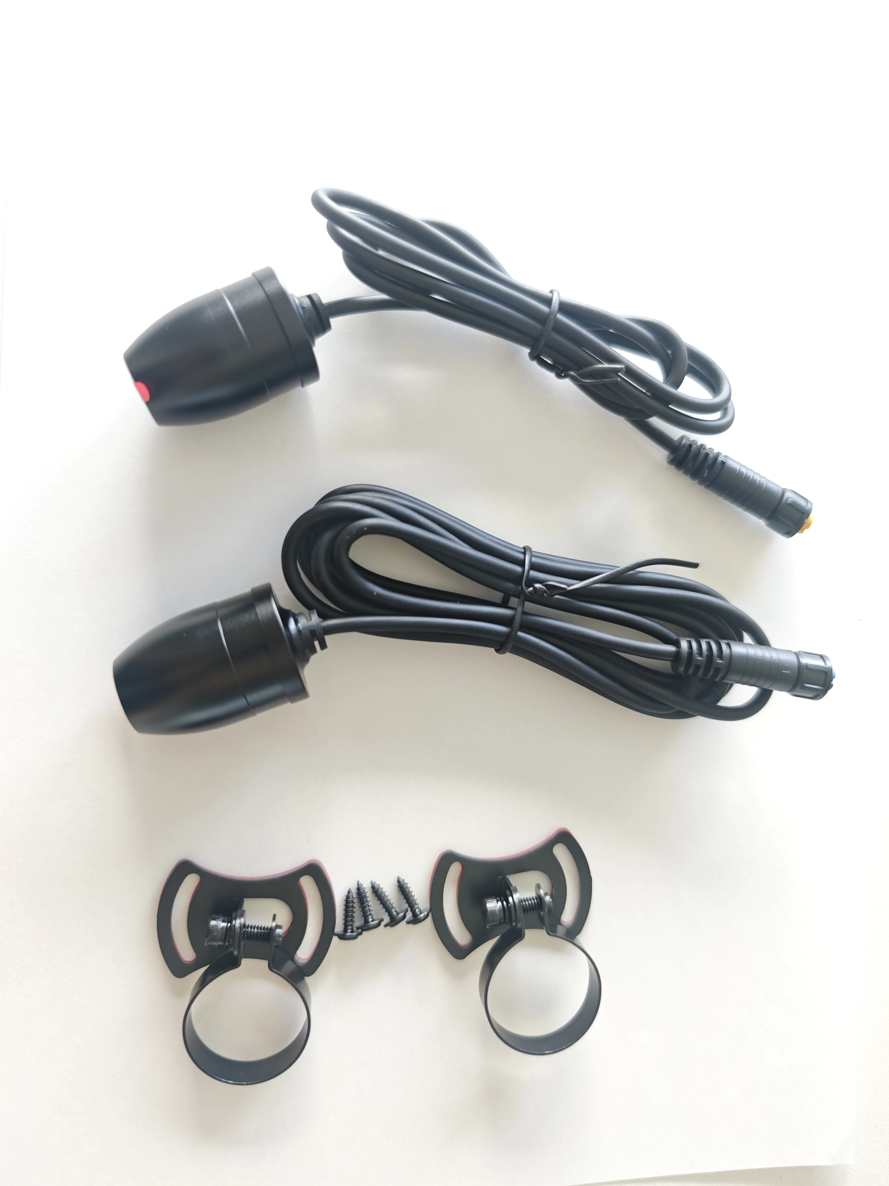 Caméra moto 1080P HD étanche avec câbles et supports, prête pour l'installation.