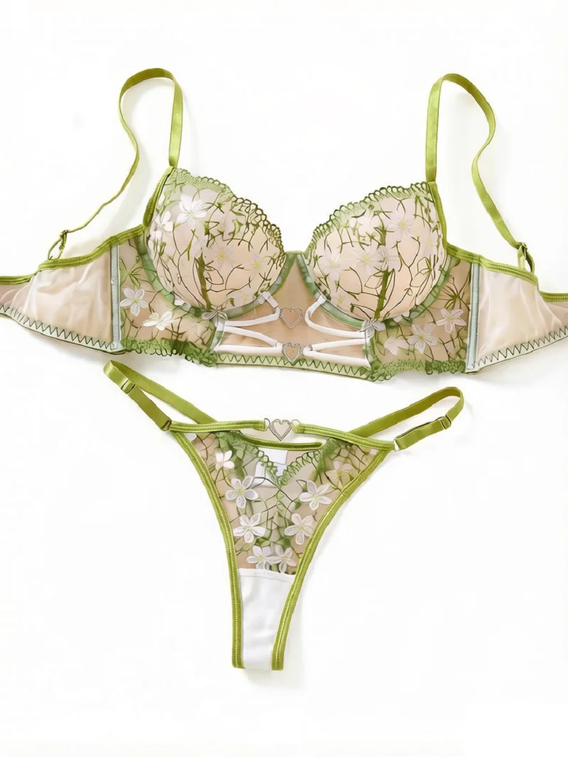 Ensemble de lingerie pour femmes avec broderie florale de marguerites vertes, soutien-gorge à armatures et string en maille transparente avec boucle en métal en forme de cœur, 2 pièces, sous-vêtements intimes.