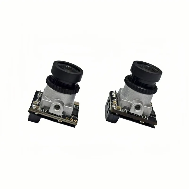 Installation de la caméra FPV Caddx ANT Nano sur un drone micro, mettant en avant sa légèreté de 2g.