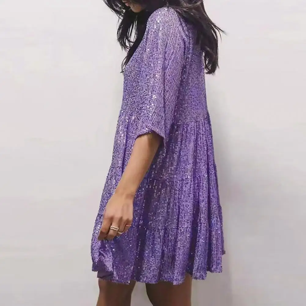 

Женское плиссированное платье с блестящими пайетками и круглым вырезом