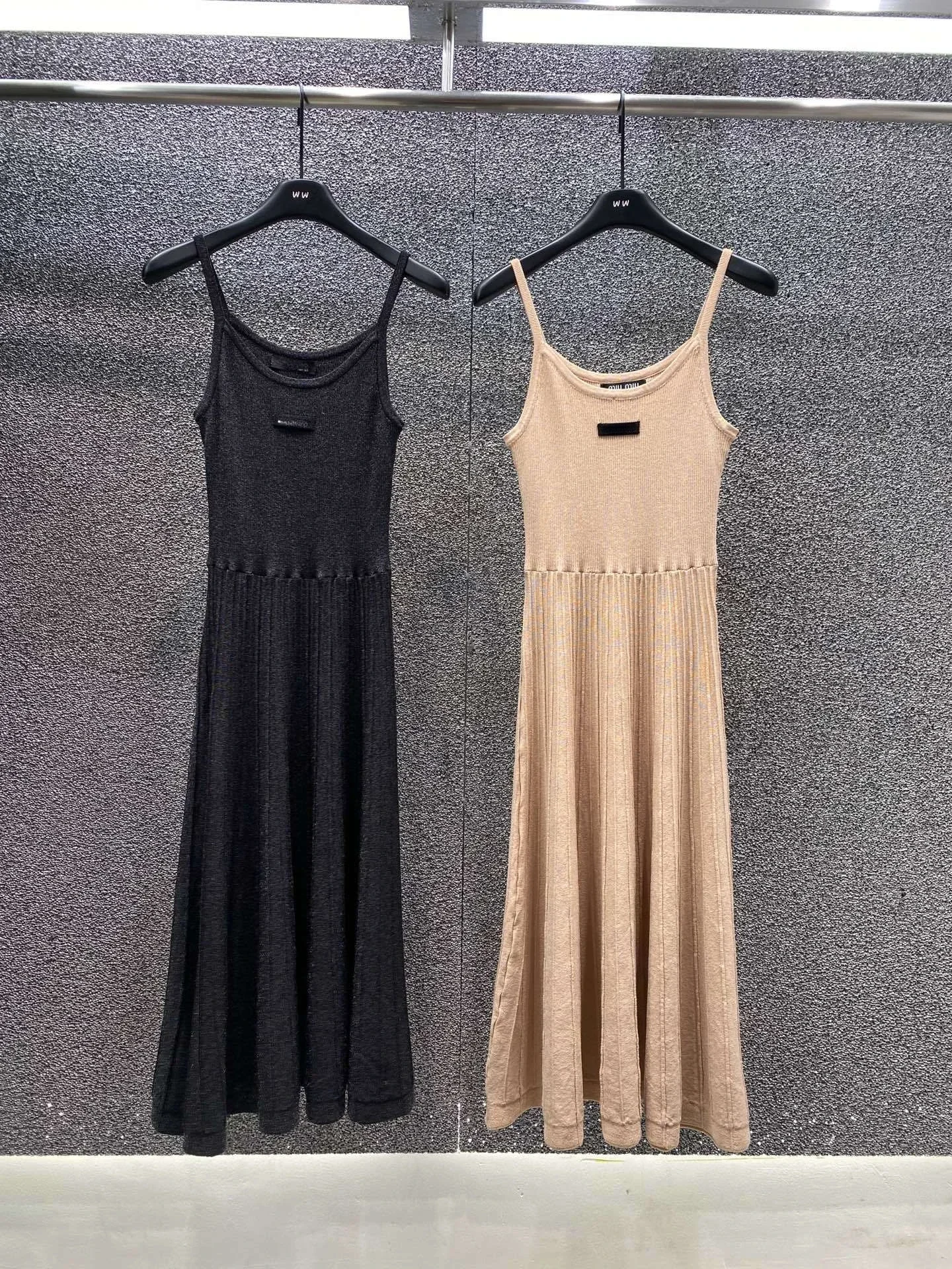 

Женское трикотажное платье на бретелях, трикотажное платье с надписью и декоративными буквами, весна-лето 2024