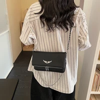Sac bandoulière en PU couleur unie, avec logo aile, sangle à chaîne magnétique réglable, sac à main de luxe léger pour le voyage 5