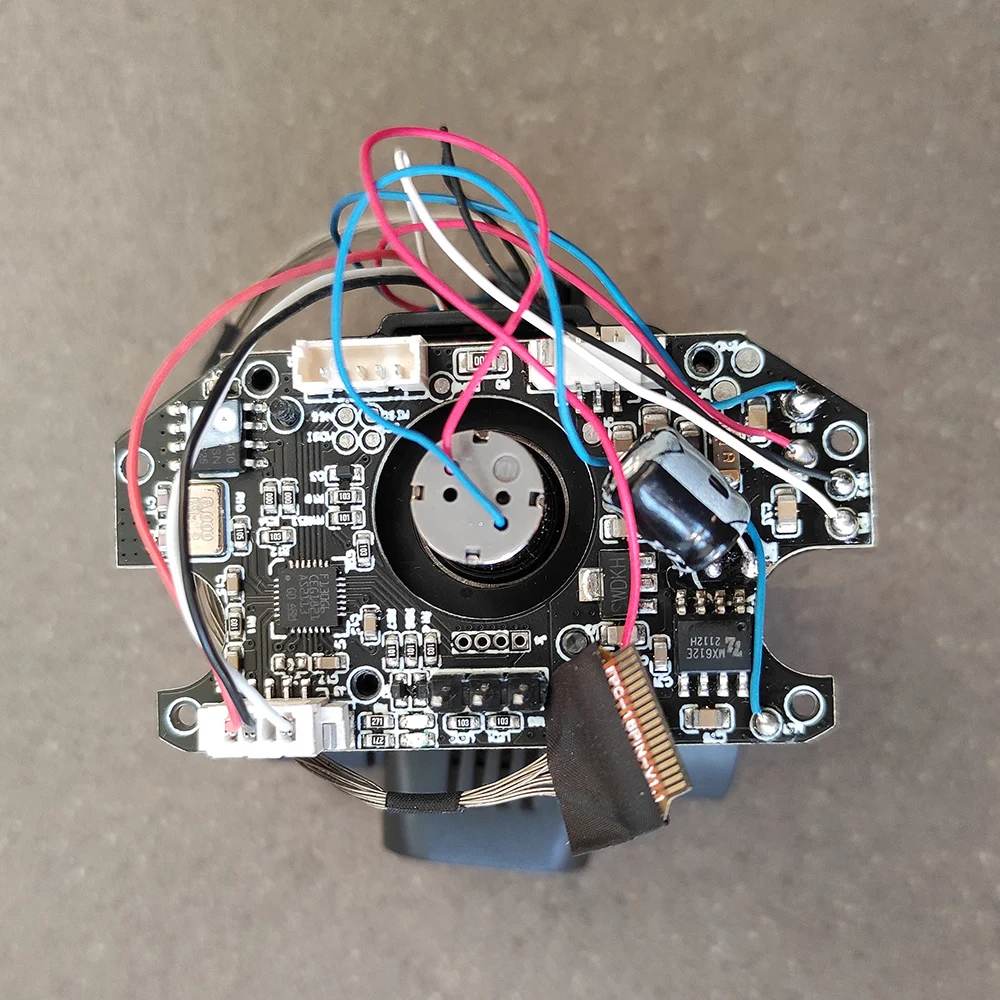 Câble vidéo et gimbal pour drone professionnel, assurant transmission et stabilisation d'image.