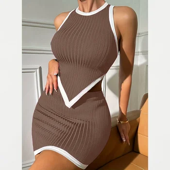 Elegante Completo Estivo da Donna: Top a Costine e Gonna Corta alla Moda