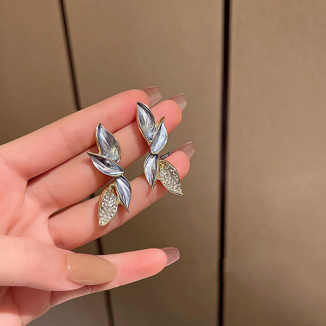 Trendy Korean Sweet Butterfly Stud Earrings For Women Lovely Sweet Grey Leaf Metal Earring Girl Party Engagement Jewelry