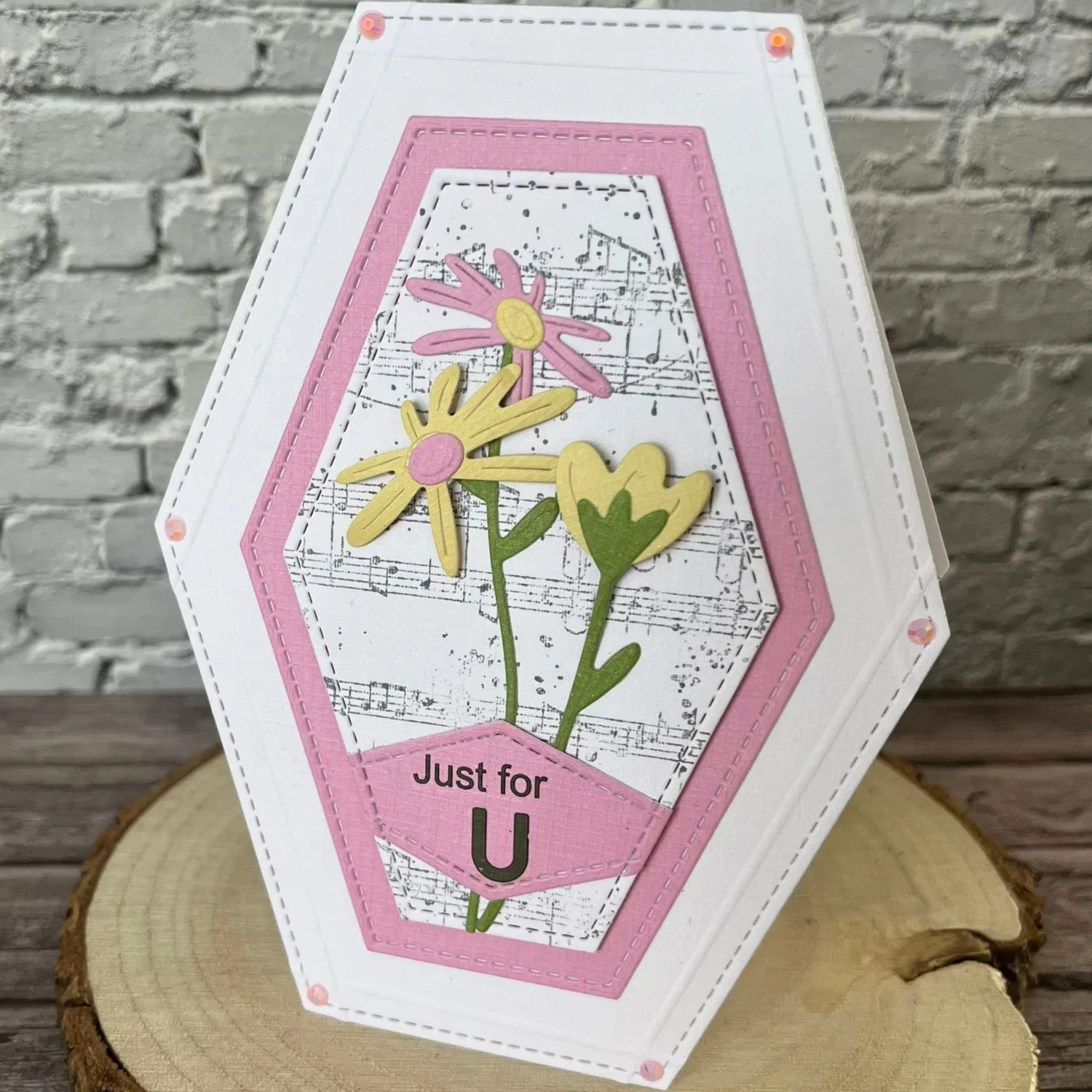 여러 개의 삼각형을 함께 쌓아서 나무를 만들 수 있습니다. 커팅 다이 스크랩북 다이어리 장식 스텐실 엠보싱 템플릿 DIY 인사말 카드