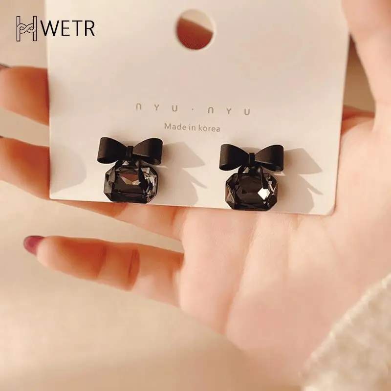 1 Paio Temperamento Vento Freddo Colore Nero Bowknot Cube Orecchino Di Cristallo Con Ago D'Argento Orecchino Quadrato Con Fiocco Per Le Donne Bel Rega