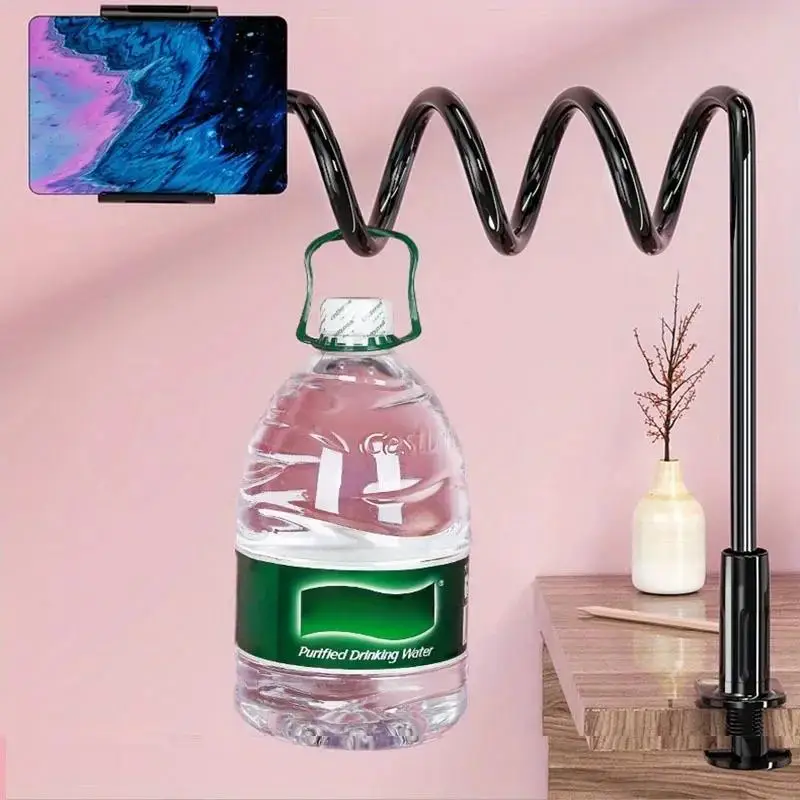 Schwarzer spiralförmiger Tablet-Ständer mit flexiblem langem Arm und Bettmontage-Klemmhalterung, der ein Tablet über einer klaren Plastik-Wasserflasche mit grünem Etikett und Tragegriff hält