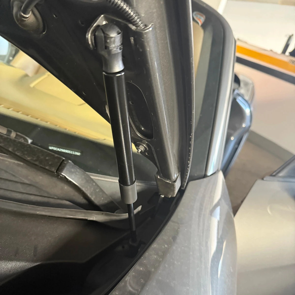 Amortiguador De Gas Para Capó Delantero Porsche 911, Boxster, Cayman (2012-2017) – Repuesto 99151155100