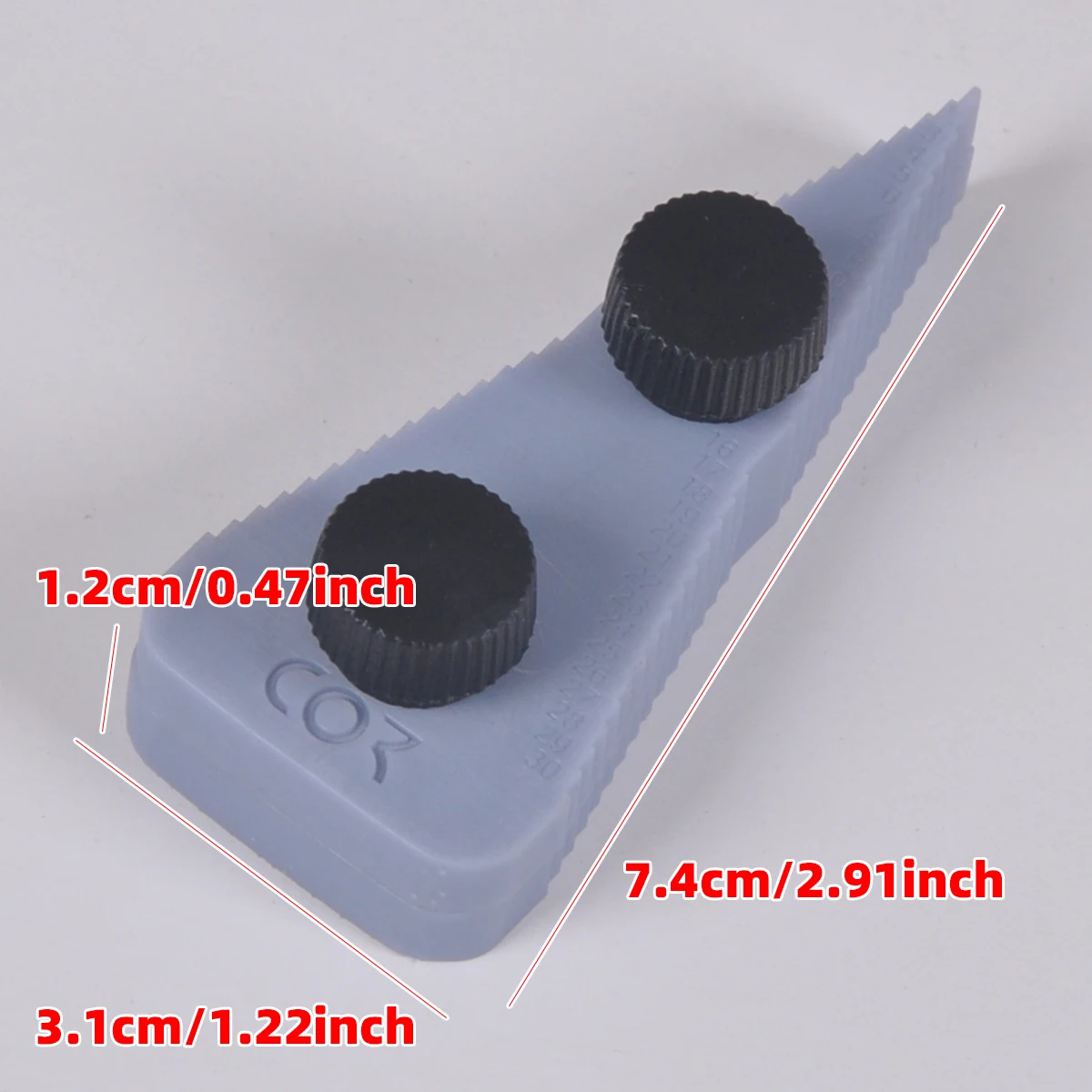 Mains tenant une pince du kit outil de pliage de fil métallique pour modélisme à l'échelle, pliant un fil.