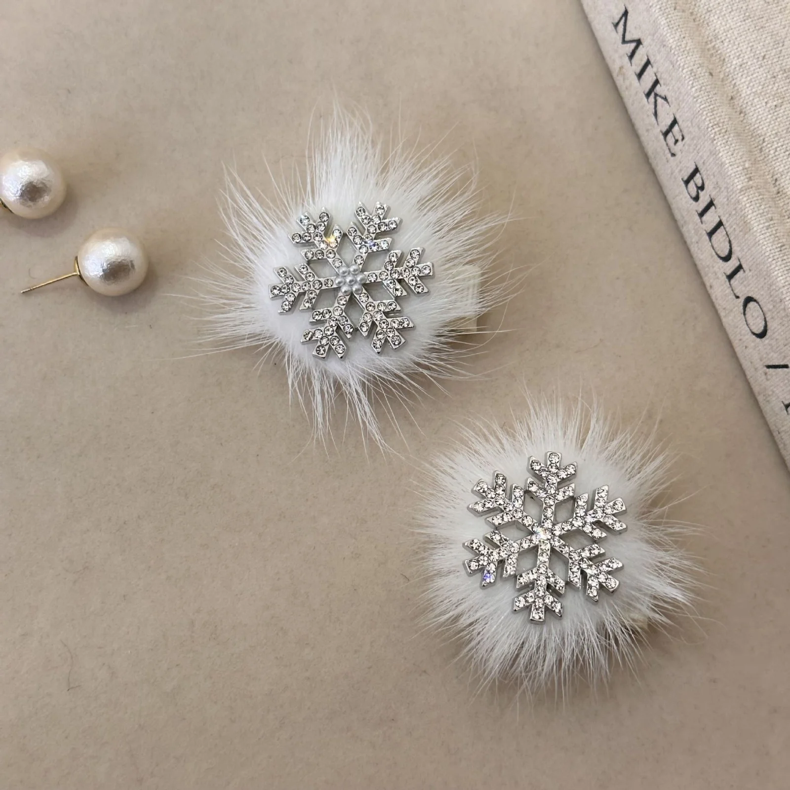 1PC Winter Snowflake Fuzzy Hair Clip, Autumn Winter Plush Rhinestone Hair Accessory, White Fluffy Hair Barrette For Women