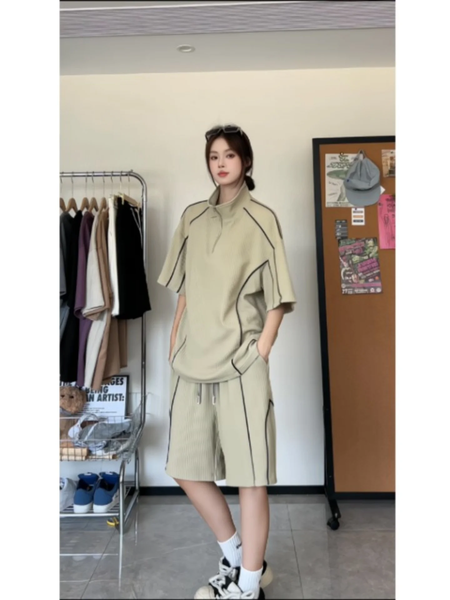 캐주얼 스포츠웨어 세트 남성 여름 스탠드 칼라 하프 집업 컬러 블록 스티칭 루즈핏 반팔 반바지 투피스 세트 레이지 스타일