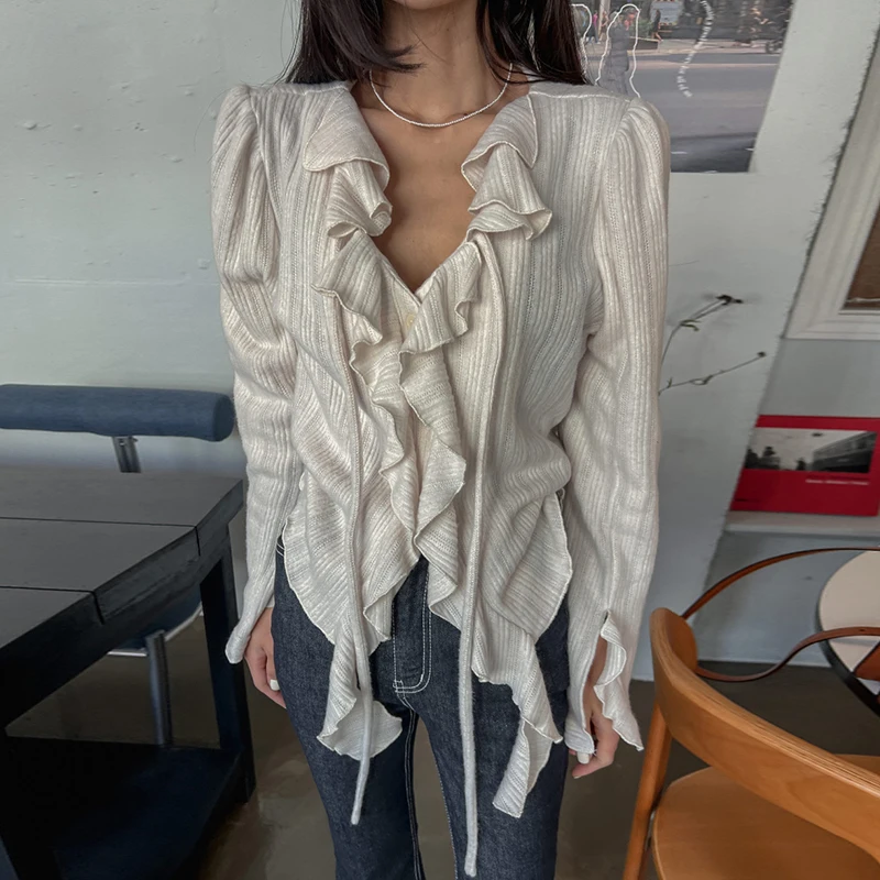 Рисунок 5 - Женская блузка с V-образным вырезом