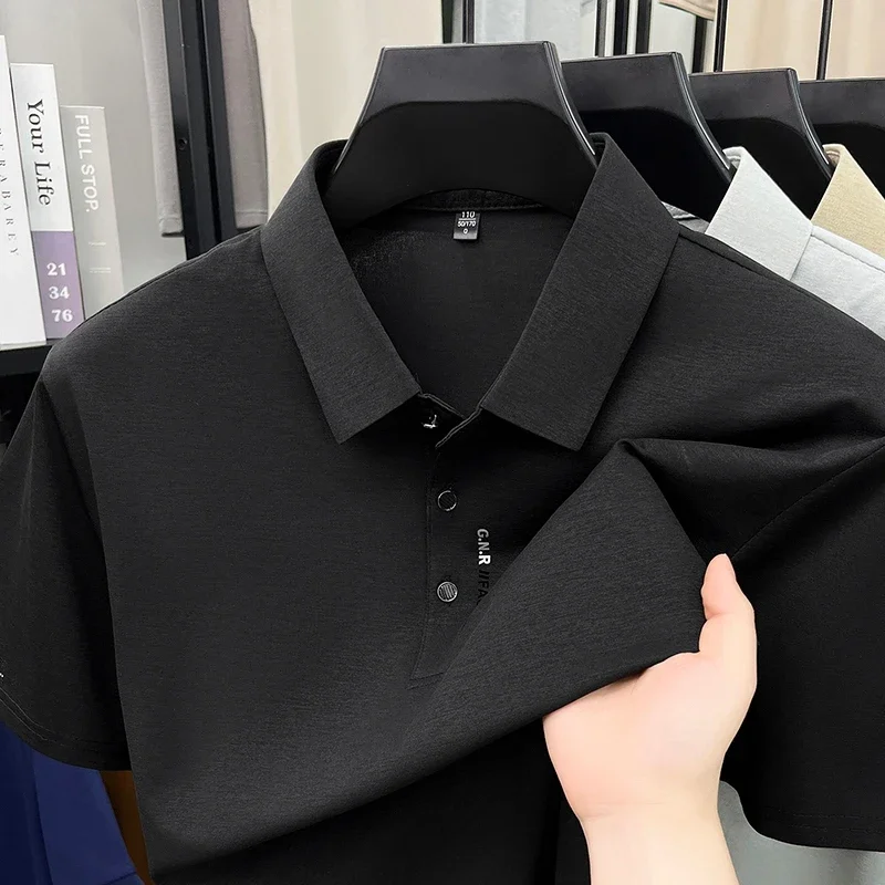 Polo da uomo in maglia melange opaca premium con colletto a tre bottoni, maniche con grafica a lettere, elastico e antipiega, ideale per il tempo libero. - immagine 6