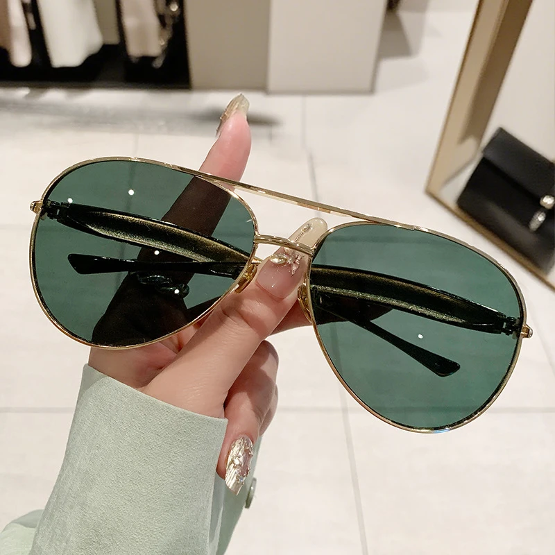 Vintage-Inspired Oversized Aviator Sunglasses with Gold Streamline Arms