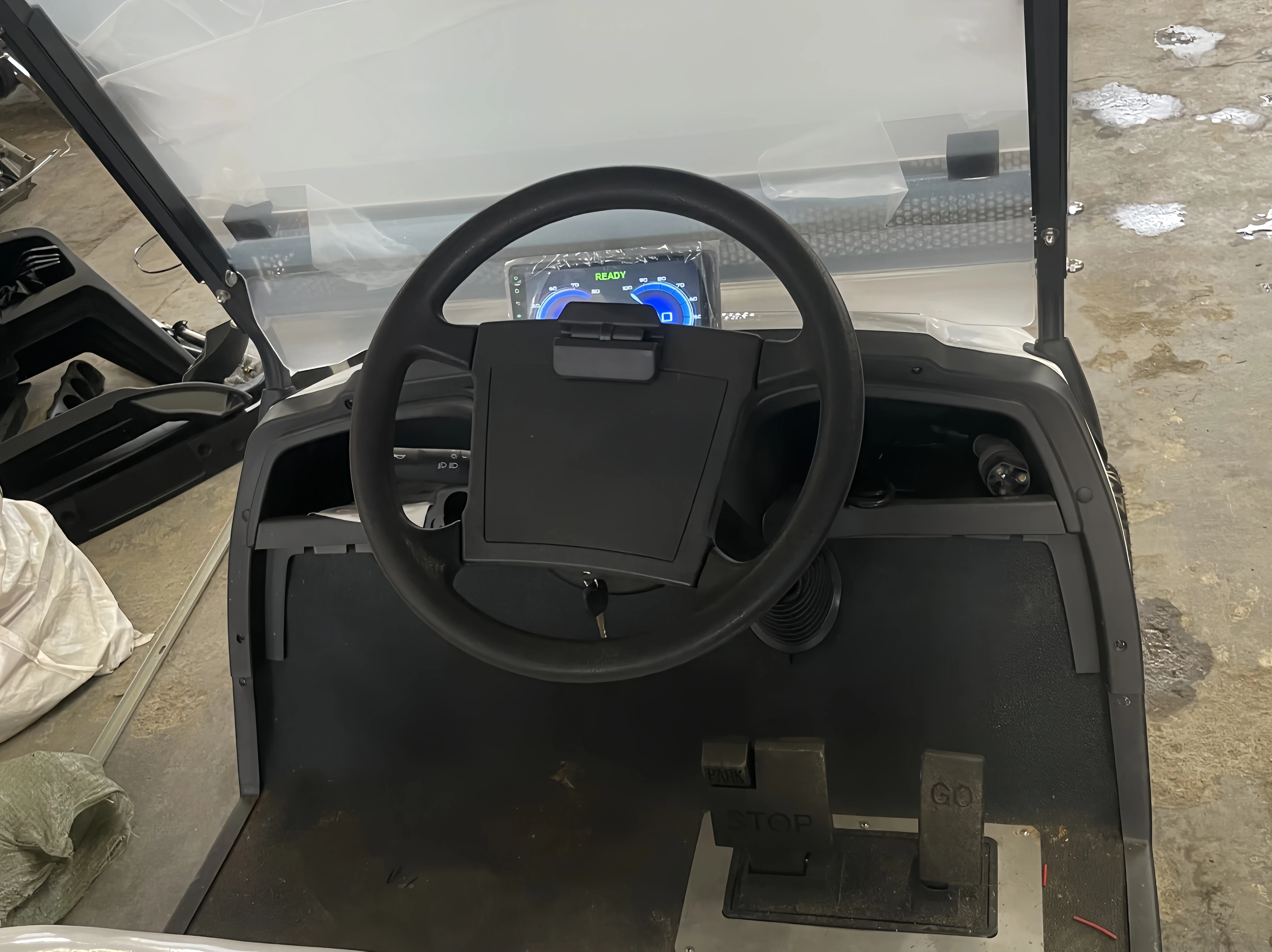 new technology equipped with windshield maintenance free battery electric four-wheel new energy golf cart
