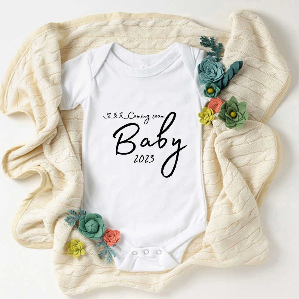 

Coming Soon Baby 2023 Bodysuits Europe and America Fashion Newborn Girls Clothes Pregnant Surprise Gift Infant Onesies Dropship