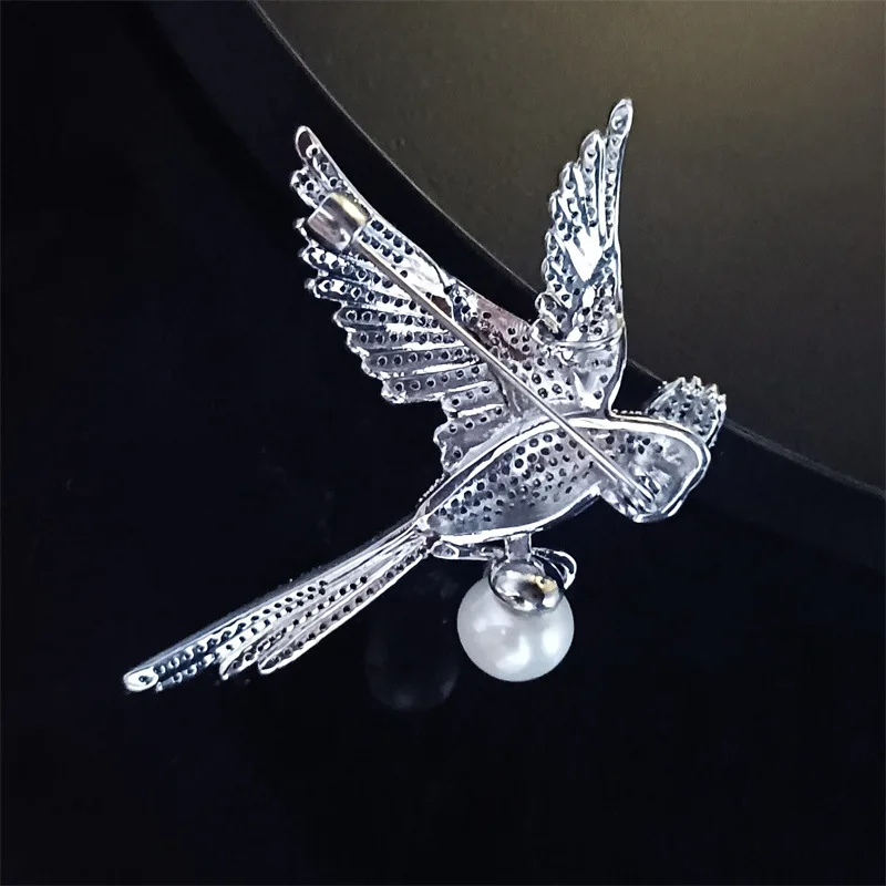 Exquisite Blue Zircon Parrot Brooch Pin Fashionable Freshwater Pearl Animal Bird Brooches for Woman Man Suit Jacket Accessories