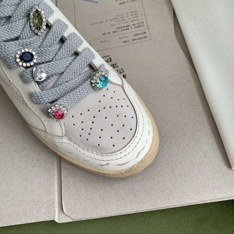 

[А] Старые небольшие грязные туфли со звездами, женские повседневные туфли на шнуровке в стиле ретро, маленькие белые туфли со стразами и граффити