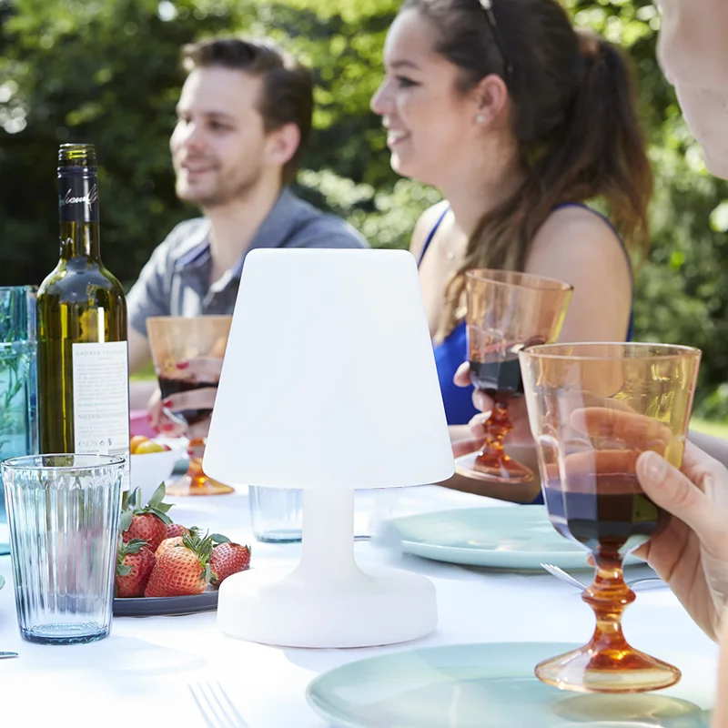 분위기 있는 공간 연출을 위한 다기능 야외 LED 테이블 램프