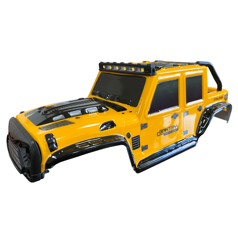 Voiture RC Stunt Car 4x4 verte en plein drift sur l'herbe, marques au sol.