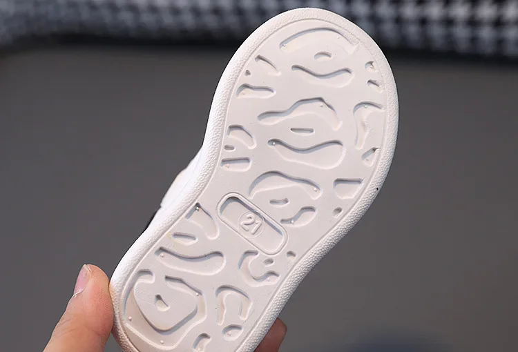 أحذية رياضية للأطفال الرضع مضادة للانزلاق أحذية كاجوال للأطفال أحذية رياضية بيضاء للفتيات والأولاد أحذية مشي بنعل ناعم أحذية أطفال صغار للفصول الأربعة