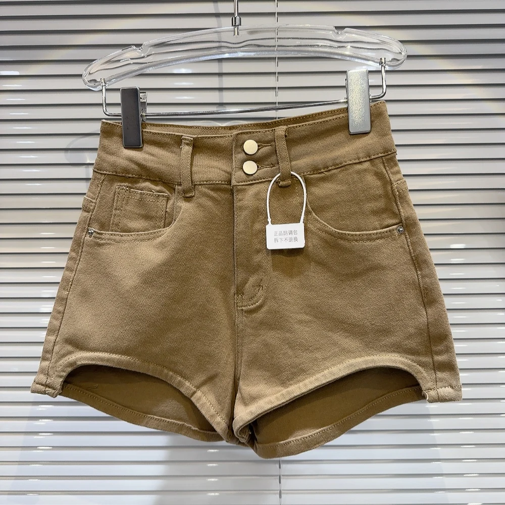 American Retro White Denim Hot Pants 2024 Spring and Summer New Hot Girl Arc Edge Leg Design Denim Three Points Short Jeans