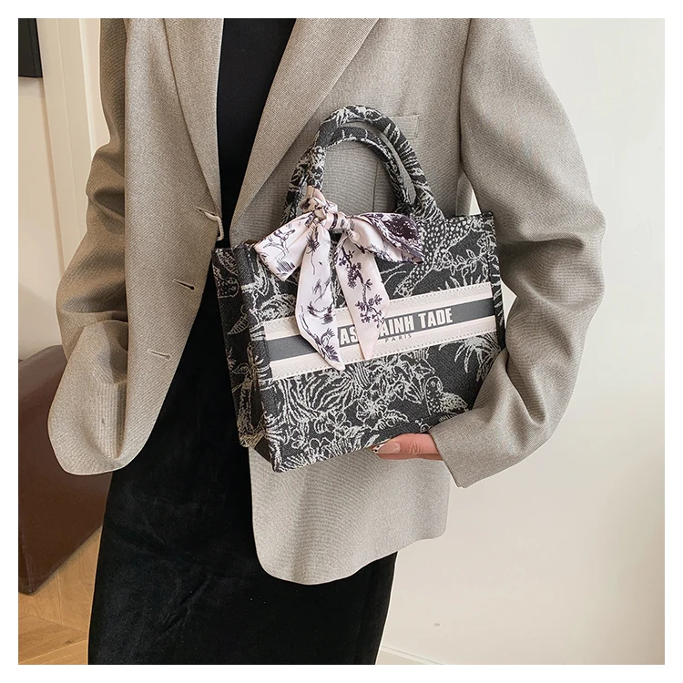 Carauana logo embroidered tote bag