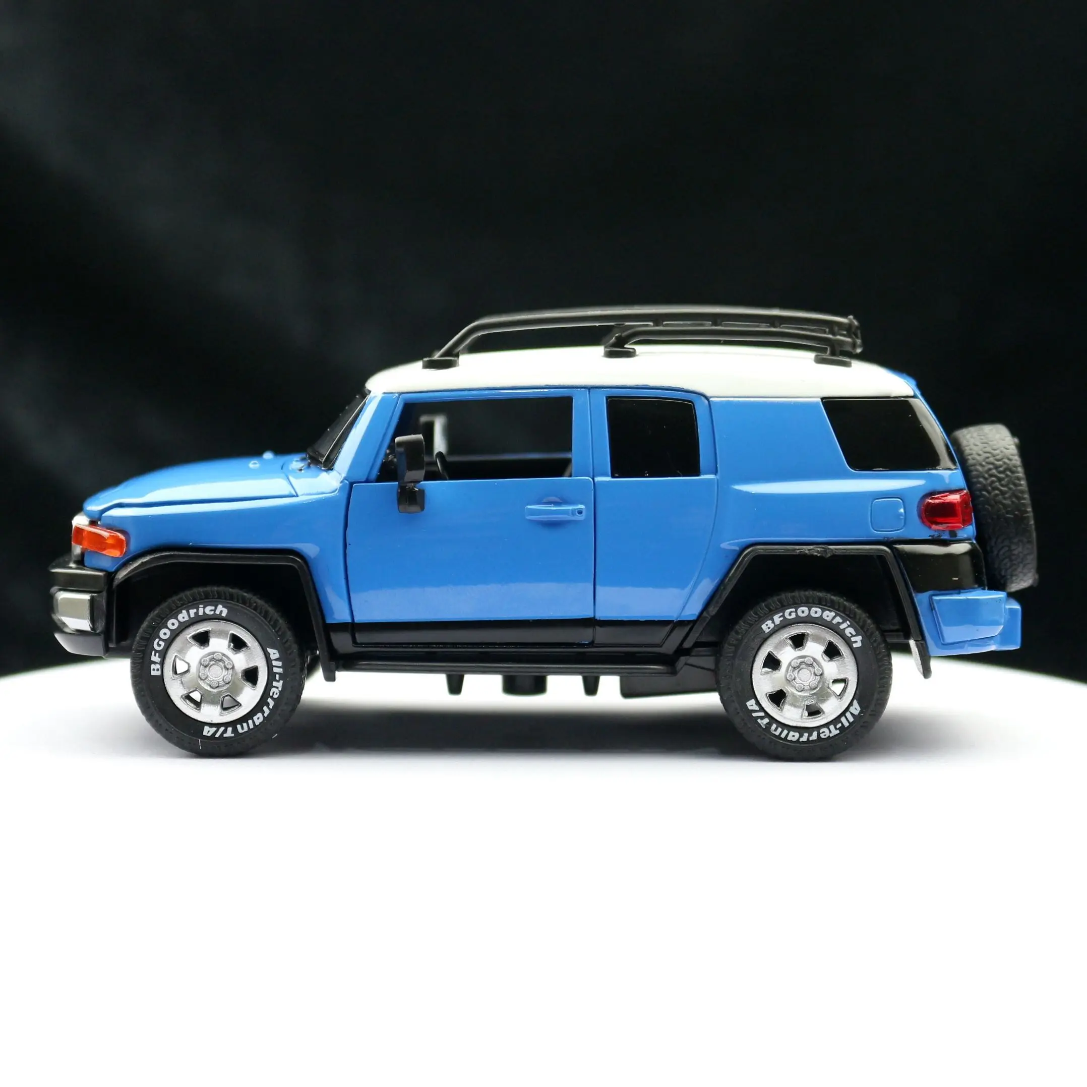 1/32 TOYOTA Cruiser FJ Toy Car Model Diecast Alloy SUV Off Road Collection Pull Back Sound & Light Gift For Children Kid Boys 3