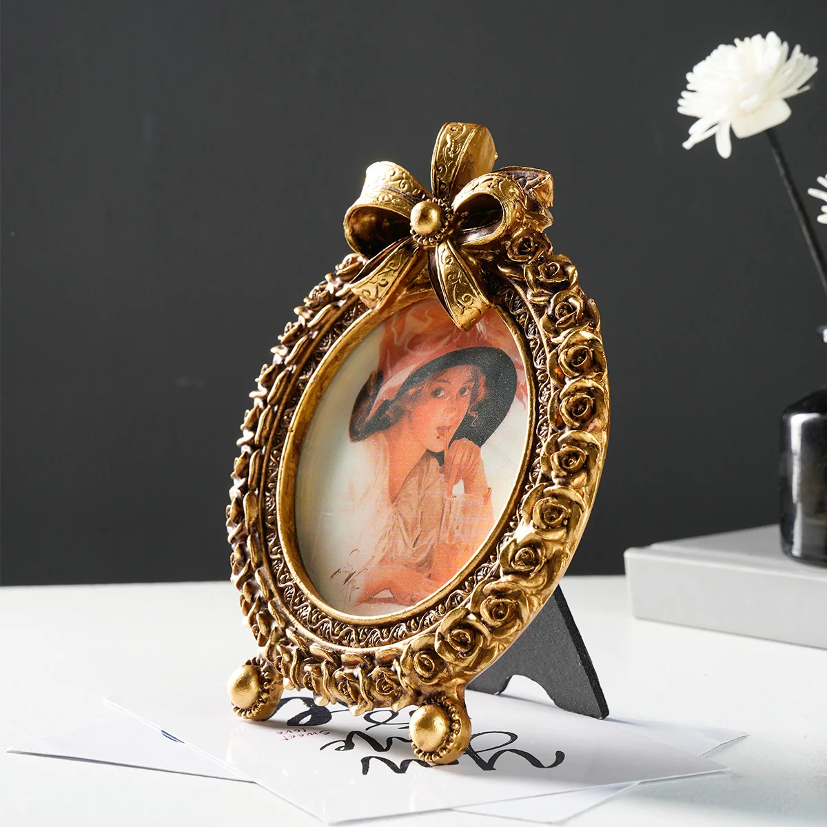 1PC, a retro five-petal bow three-dimensional patterned circular photo display frame, a home desktop decoration frame