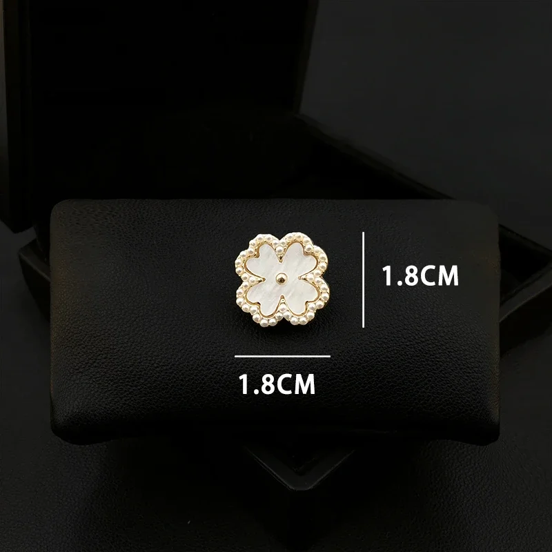 Classic Fashion Four-Leaf Clover Brooch Magnetic Buckle Anti-Exposure Ornament Collar Pin Clothes Accessories Pearl Jewelry 5383