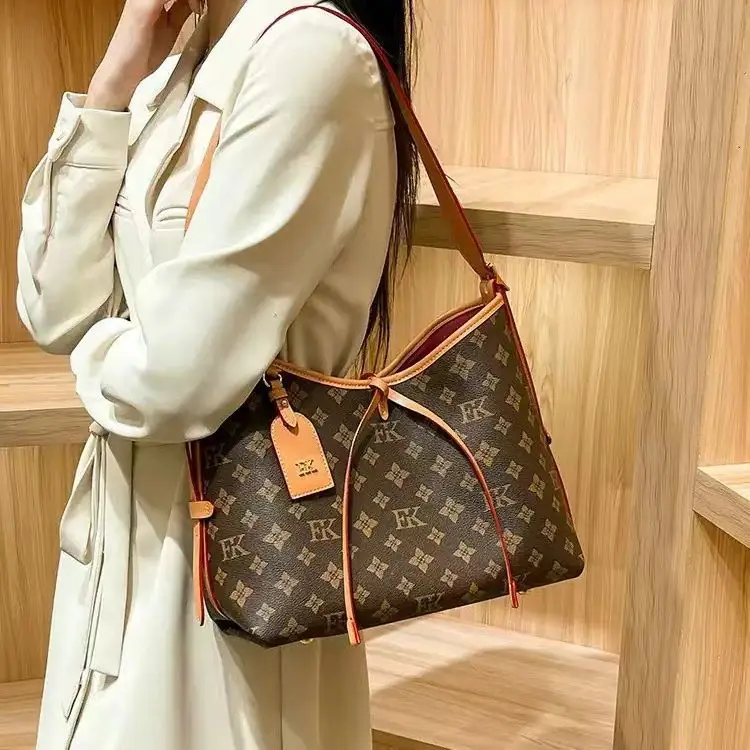 

Hong Kong genuine leather large-capacity messenger bag female 2023 new fashion commuter one-shoulder underarm reading tote bag