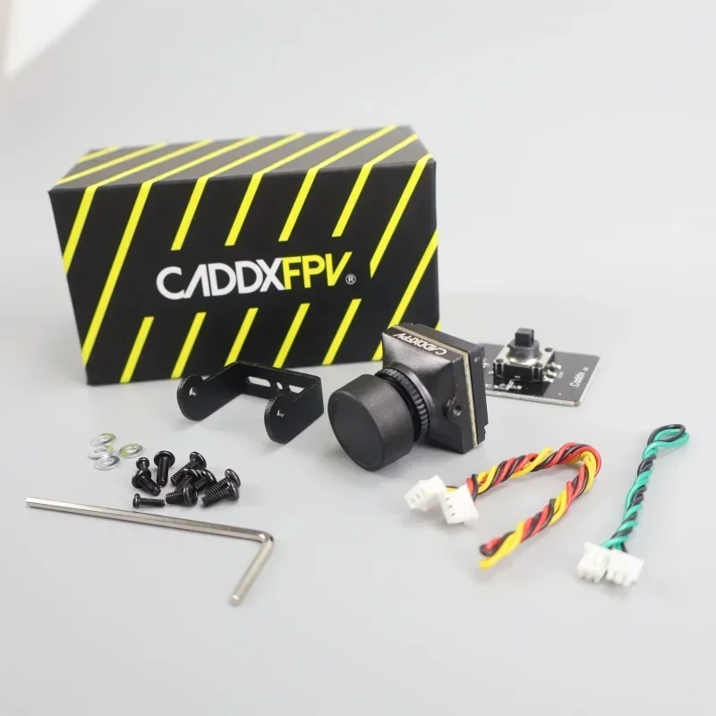 Caddx Ratel 2 Caméra FPV Starlight 1200TVL connectée à un contrôleur de vol, prête pour l'installation.