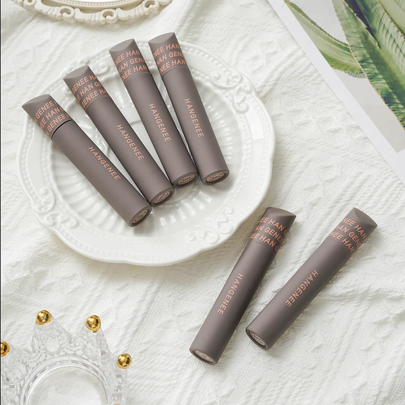 Velvety Matte Lip Gloss for a Long-Lasting Retro Charm