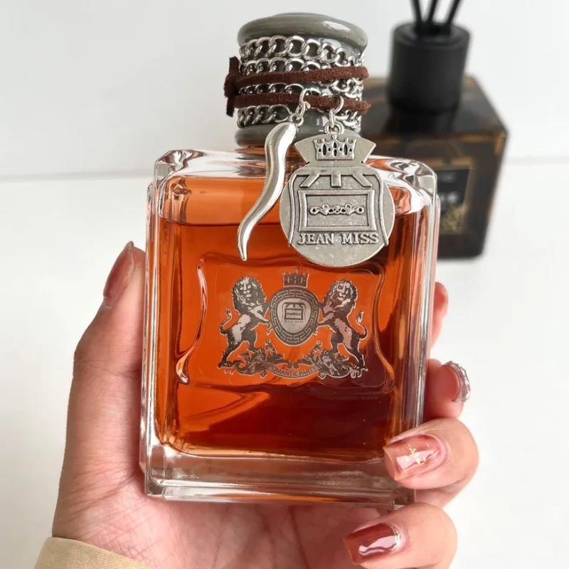 Eau de Parfum pour Homme Woody, parfum longue durée avec des notes de bois de santal et de cèdre, flacon élégant vintage, parfum masculin frais 1 Eau de Parfum pour Homme Woody, parfum longue durée avec des notes de bois de santal et de cèdre, flacon élégant vintage, parfum masculin frais 1