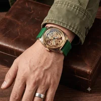 Une montre décontractée et élégante pour homme, de couleur jaune-vert, dotée d’un bracelet orné de motifs gravés complexes et d’un mouvement mécanique entièrement automatique. 7