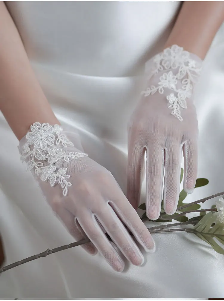 Lace Appliqued Wedding Gloves Bridal White Soft Tulle Short Brides Bridesmaid Gloves Women vestidos de novia