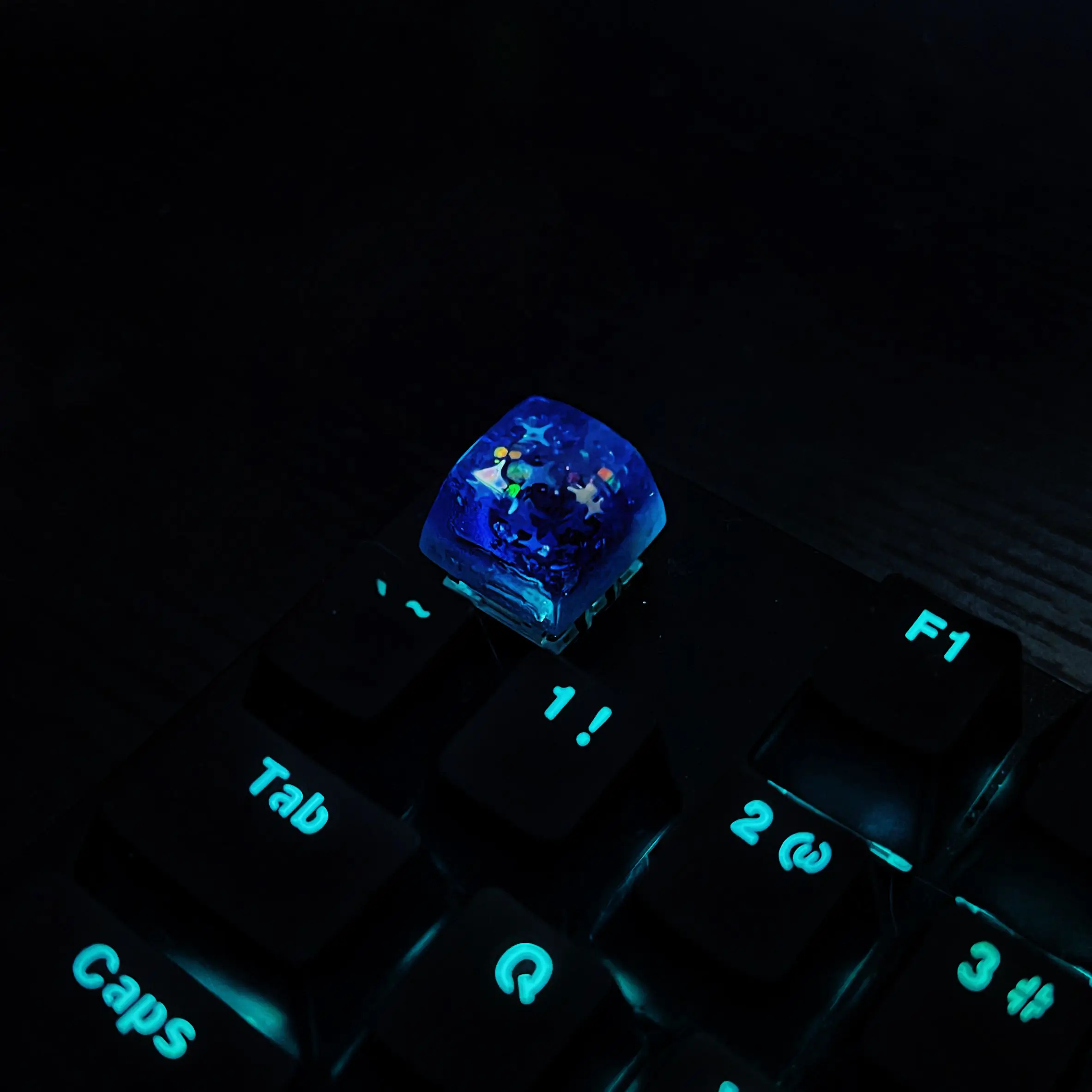 

Blue Resin Keycaps OEM R4 ESC Backlit Key Cap For Cross Switch Axis Mechanical Gaming Keyboard Customize Handmade Keycap