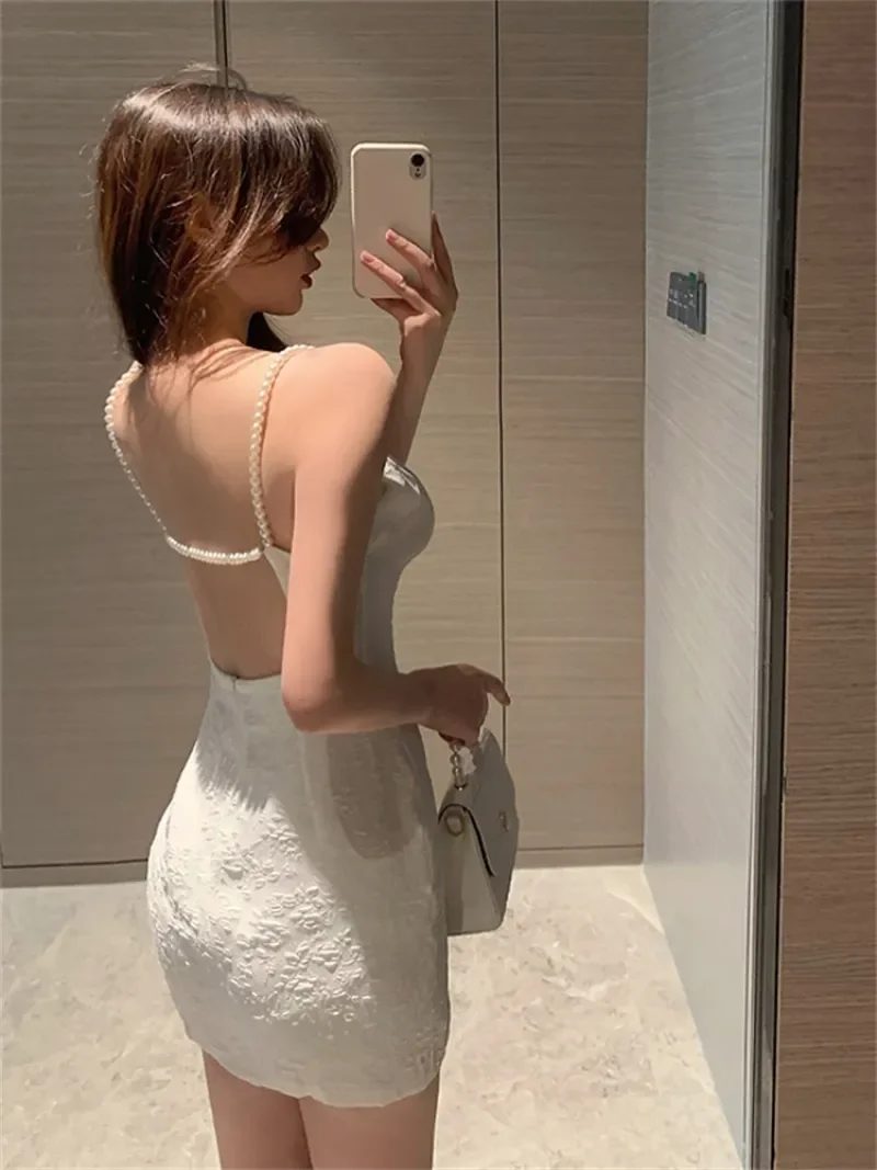 

Summer Sexy White Spaghetti Strap Party Mini Dress 2023 French Prom Women Clothe Backless Pearls Camisole Black Sleeveless Dress