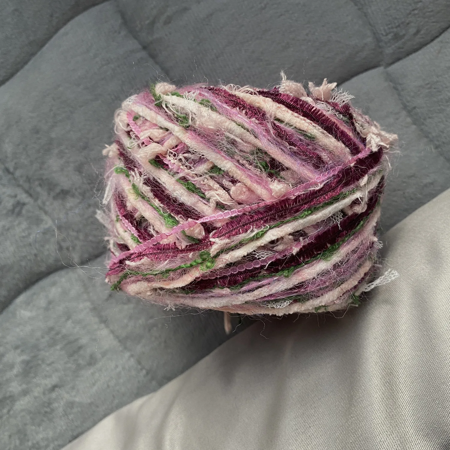 Filato Misto A Mano In Primo Piano Serie Di Colori Di Prugna Rosa Filato Misto A Mano Fatto In Casa Tessuto All'Uncinetto Ago Materiale Fai Da Te Bors