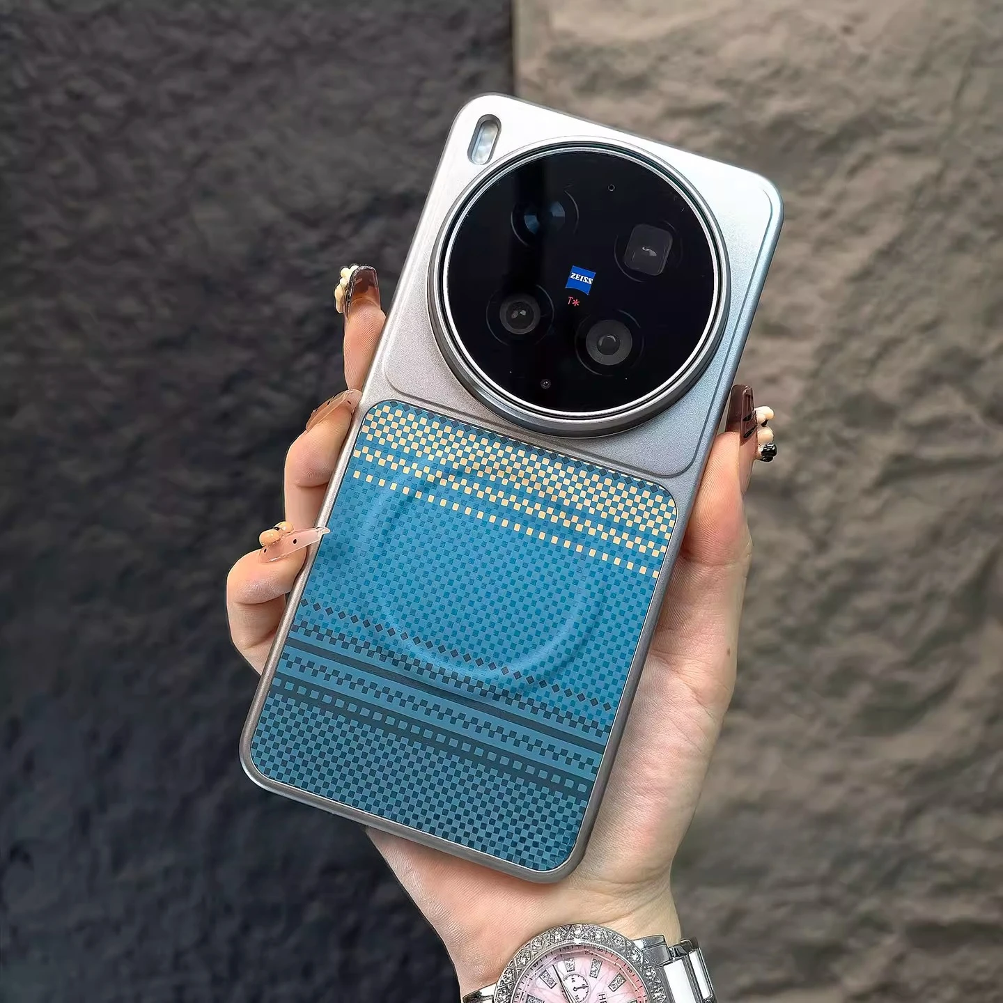 Enhanced Silver Magnetic Protective Case with Carbon Fiber Texture and Anti-Fall Protection