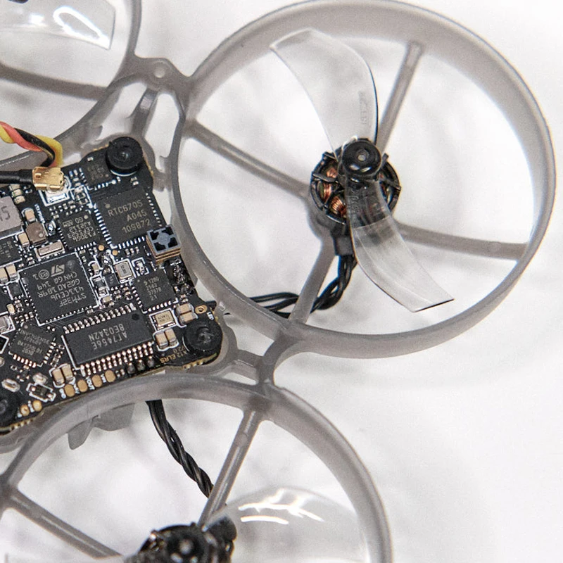 Coque de protection drone FPV transparente, montrant les découpes pour les hélices, antichoc.