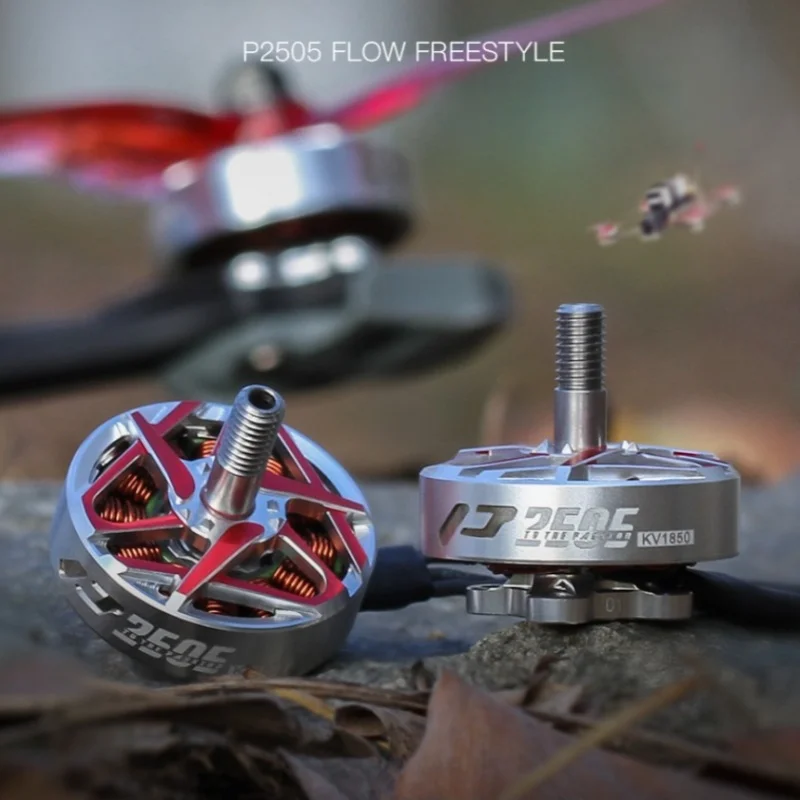 Moteur T-HOBBY P2505 1850KV posé sur une surface, échelle de légèreté visible
