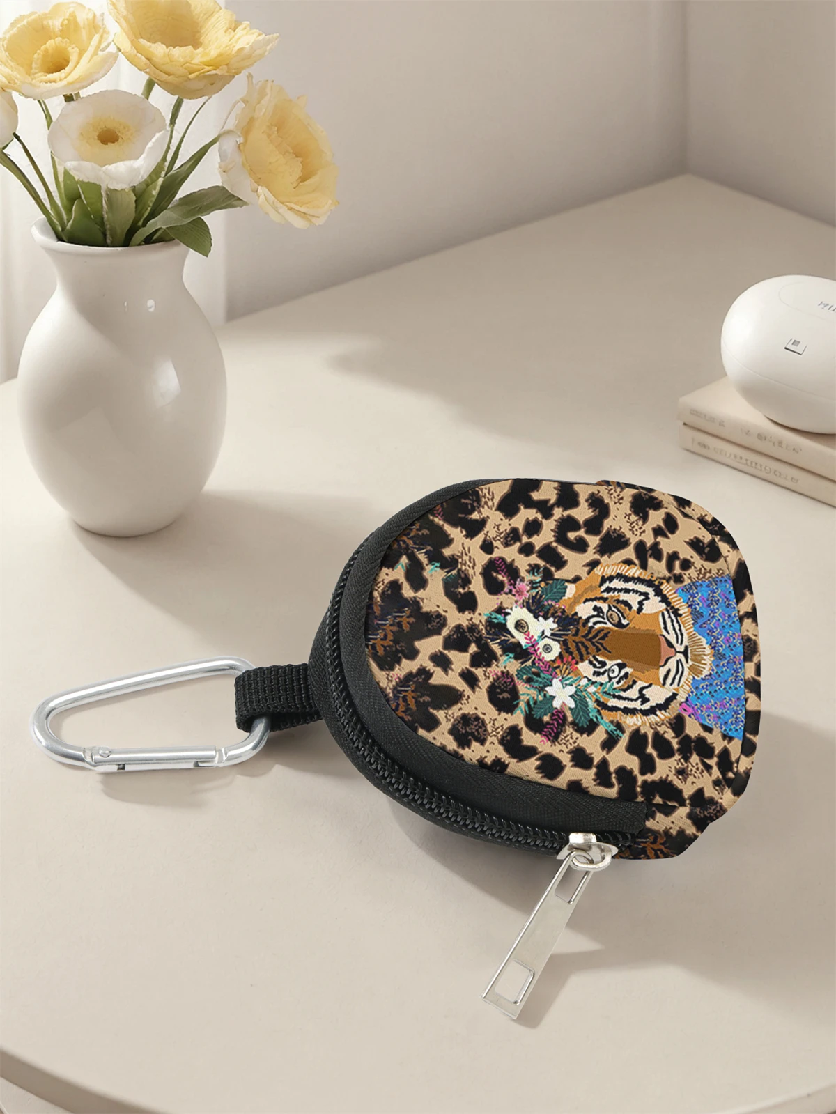 Tiger leopard print mini wallet, zipper change bag with hook clip, headphone key bag, suitable for men and women