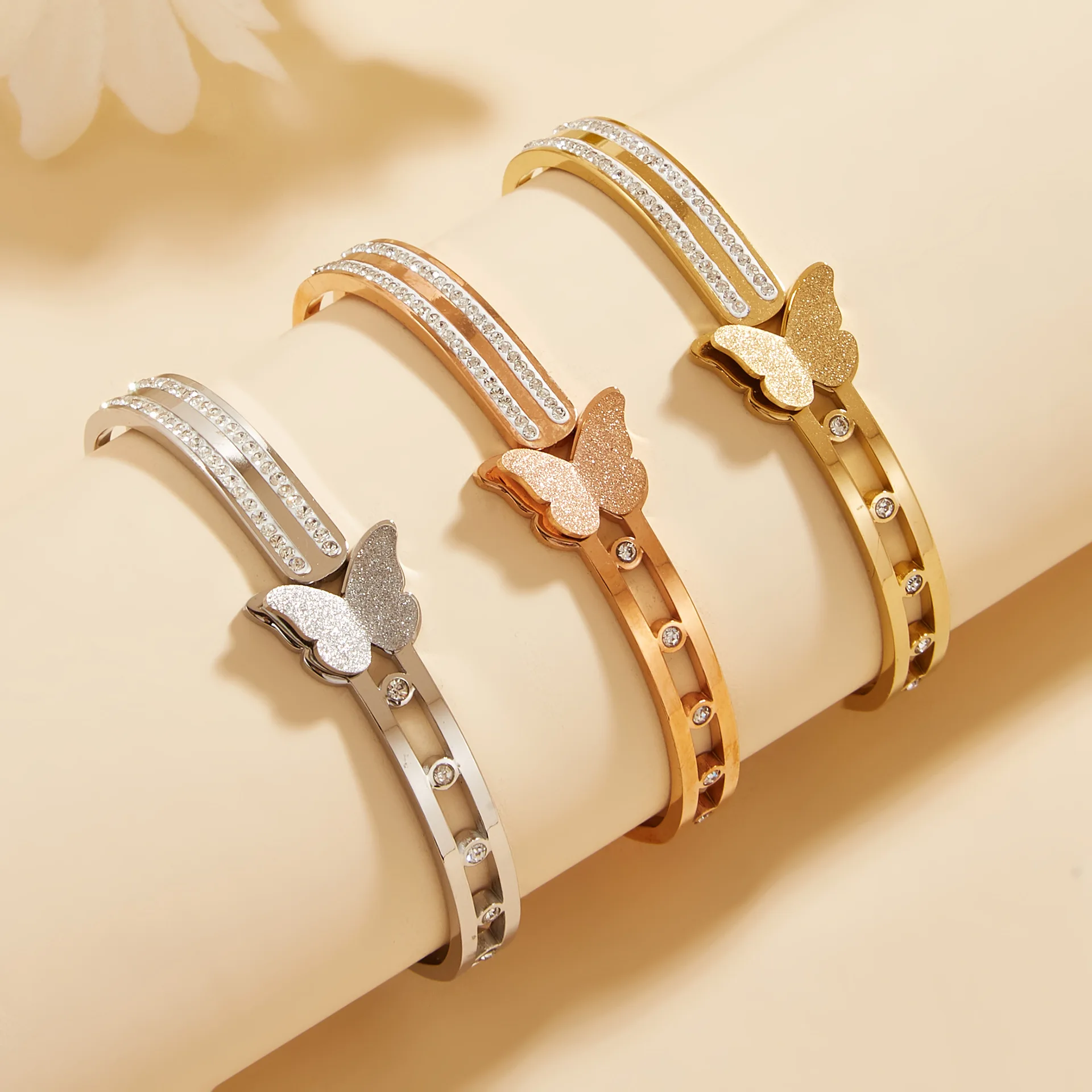 

Women's Stainless Steel Charm Bracelet for Fashionable and Versatile Travel Souvenirs and Small Accessories Jewelry for Woman