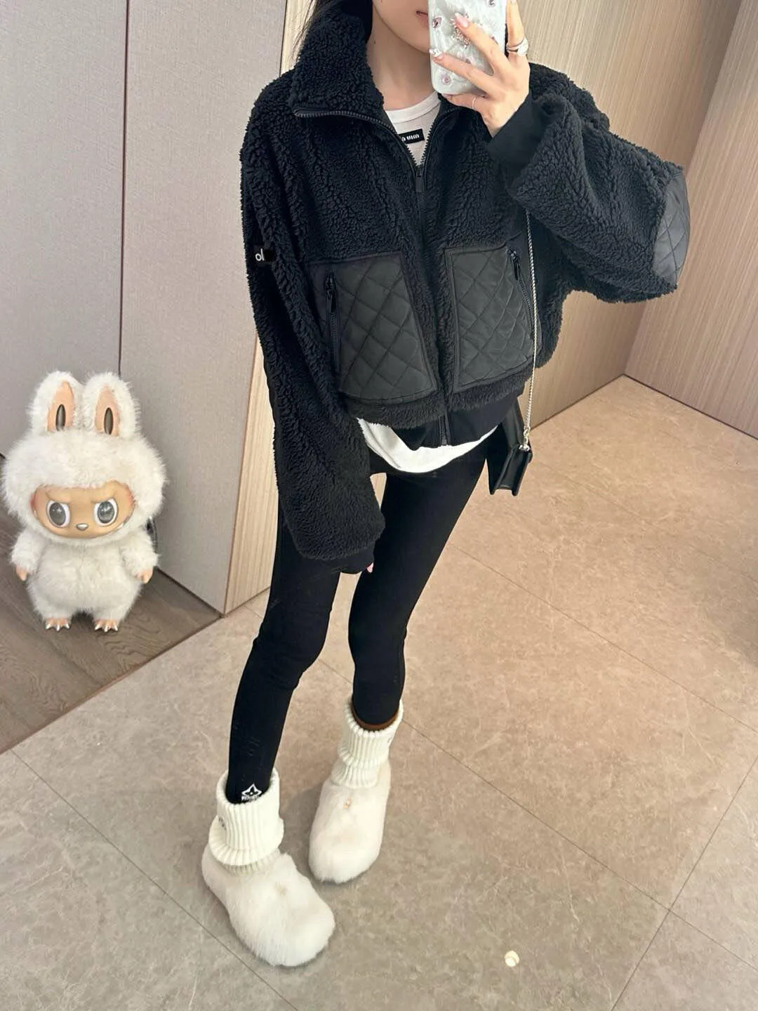 Manteaux de créateurs, vestes de yoga, manteaux en laine et cachemire, décollets droits, gilets de style chemise, pulls à manches longues.