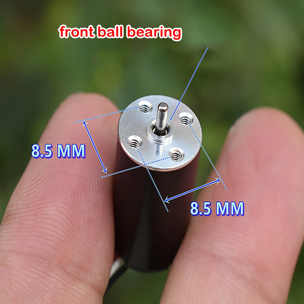 Moteur brushless 12x20mm tenu dans une main pour illustrer sa taille compacte.