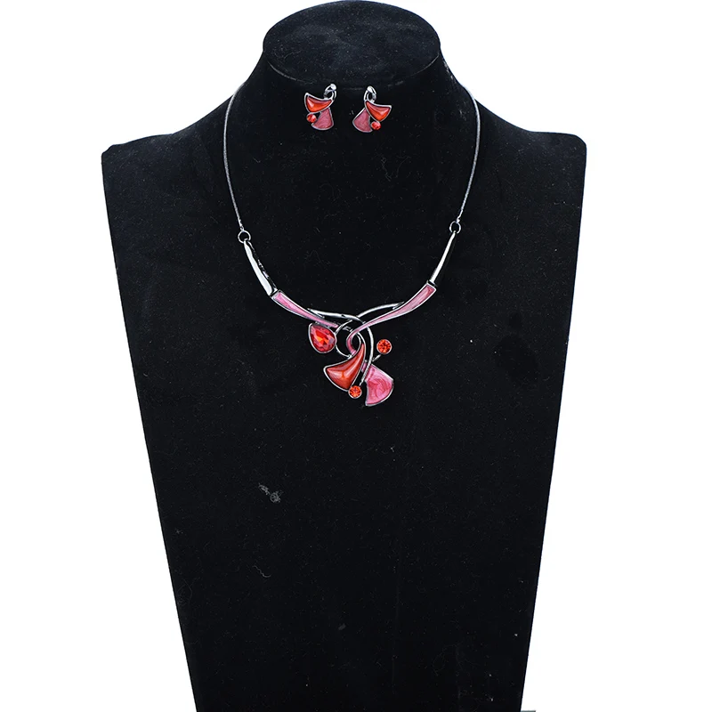 

Женский винтажный комплект из колье и серёг